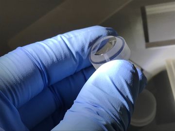 5mm Tebal Kaca Safir Kustom Dengan Lubang Untuk Peralatan Bagian Perakitan
