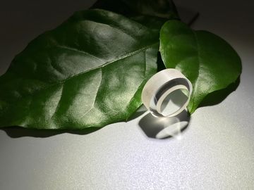 Harga yang pantas 5mm Tebal Kaca Safir Kustom Dengan Lubang Untuk Peralatan Bagian Perakitan on line